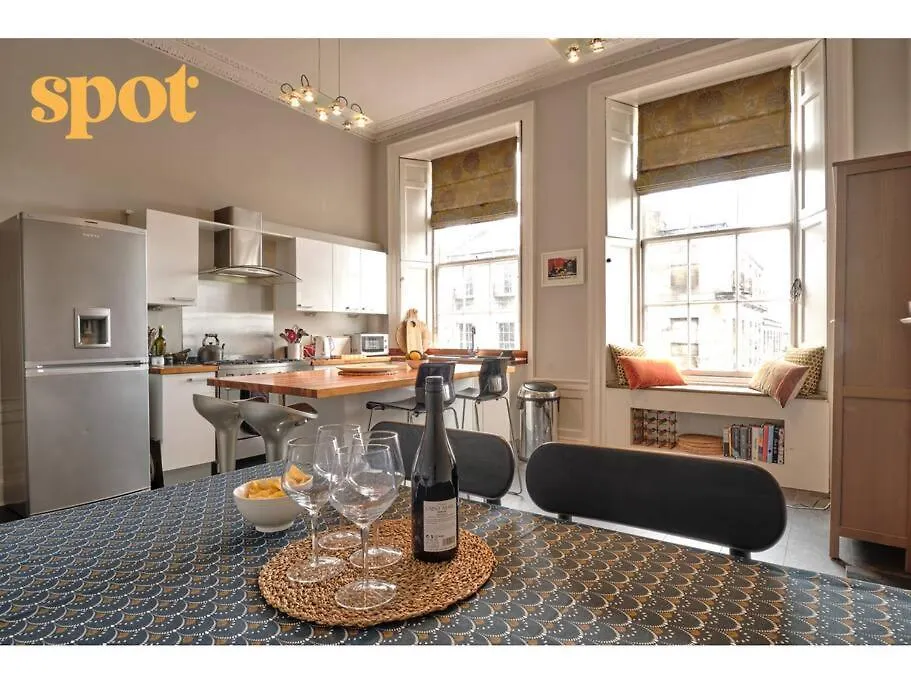 Spacious New Town 2Br-1Ba Flat Edinburgh Apartment