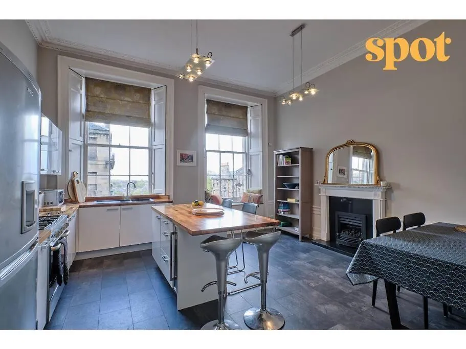Spacious New Town 2Br-1Ba Flat Edinburgh Apartment