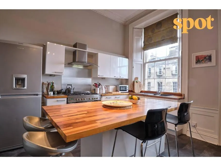 Spacious New Town 2Br-1Ba Flat Edinburgh 0*,